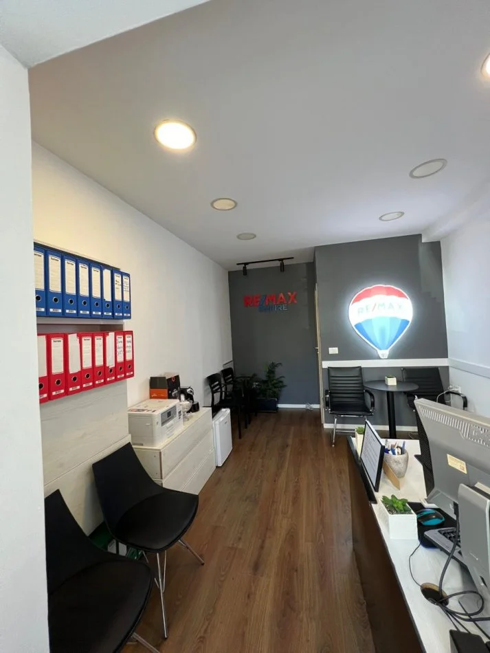 Tirane, jepet me qera zyre Kati 1, 16 m² 400 € (Zog i Zi)