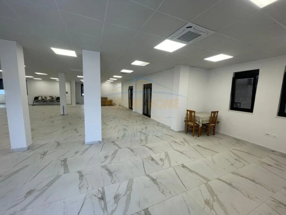 Tirane, jepet me qera Kati 1, 310 m² 3.500 € (Teg, Prane Terminalit)