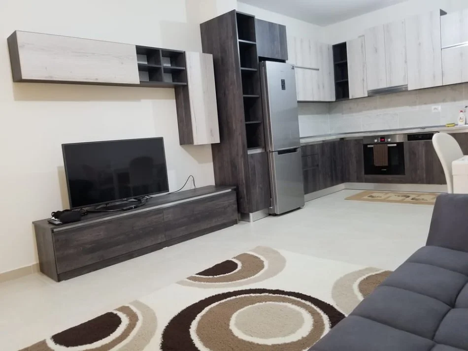 Tirane, jepet me qera apartament 2+1 Kati 7, 100 m² 520 € (kinostudio)