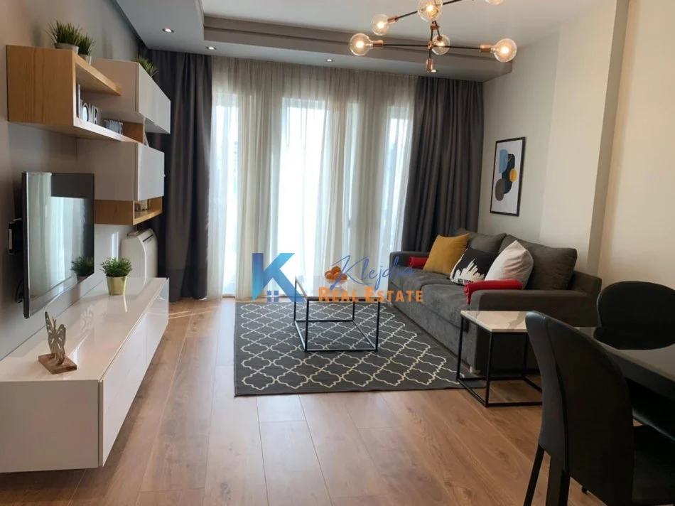 Tirane, jap me qera apartament 2+1+Ballkon Kati 4, 93 m² 750 € (Kompleksi Kontakt ne zonen e 21 Dhjetorit)