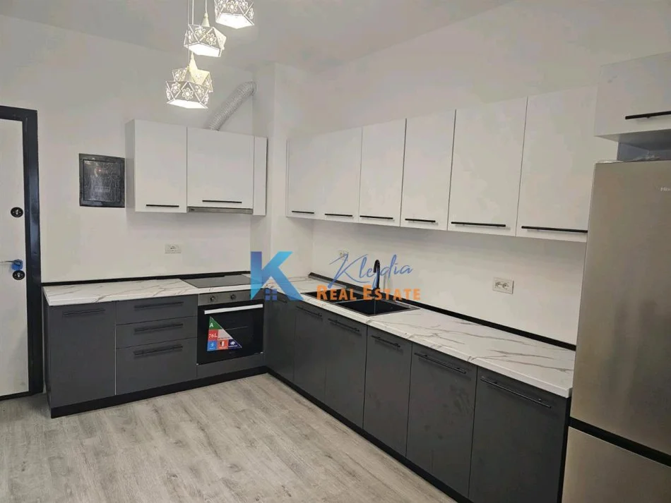 Tirane, jap me qera apartament 1+1+Ballkon Kati 3, 77 m² 600 € (5 Maji, afer Emerald Center)