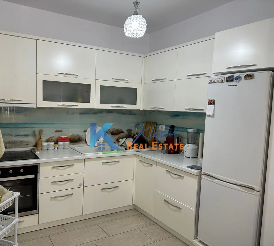 Tirane, jepet me qera apartament 1+1 Kati 4, 70 m² 450 € (Rruga 5 Maji, afer shkolles Tirana Jone)