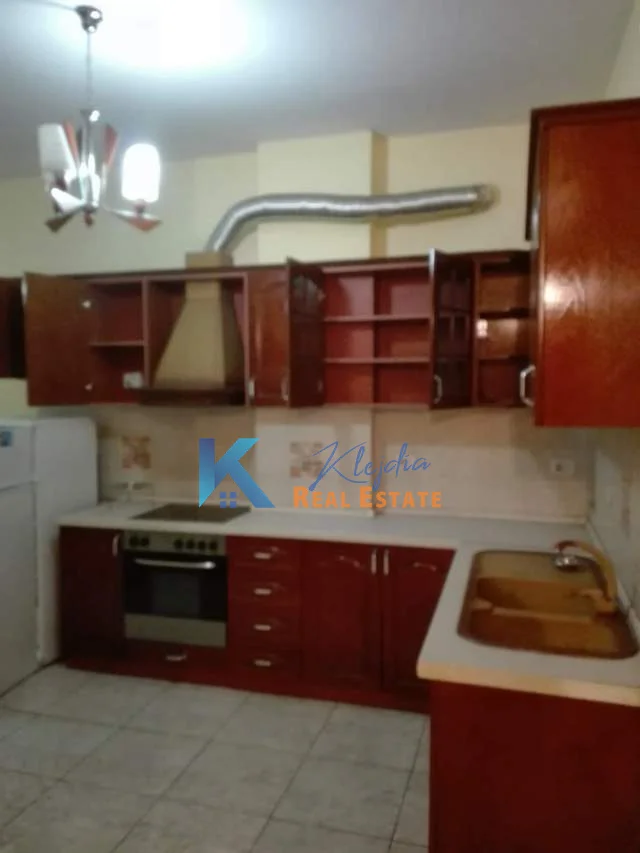 Tirane, jepet me qera apartament 2+1 Kati 5, 100 m² (Kthesa e Kamzes, afer Pallatit te Verdhe)