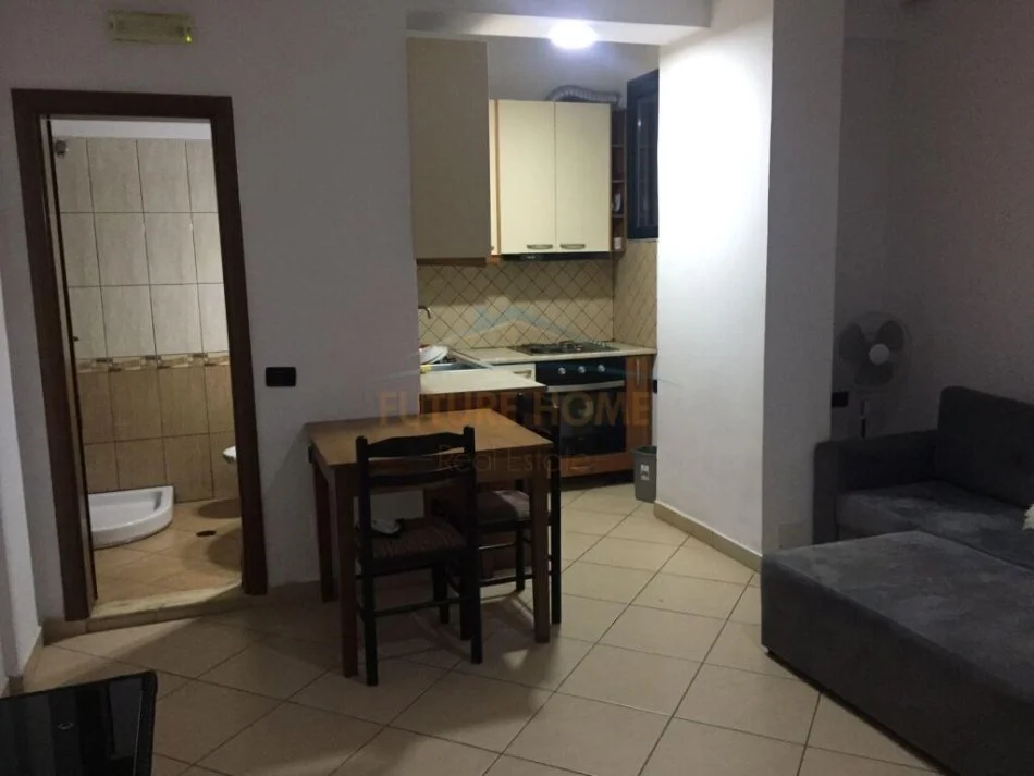 Vlore, jepet me qera apartament 1+1 Kati 3, 250 € (Rruga e Cipajve, Vlore) Rv 44321