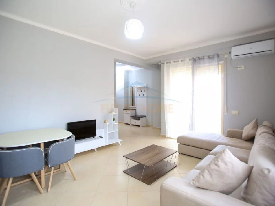 Vlore, jepet me qera apartament 1+1+Garazh Kati 7, 65 m² 350 € (Pas CHIC Hotel, Rruga Cameria) RV44307