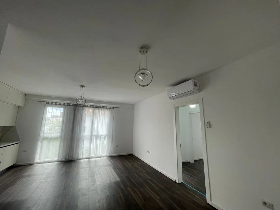 Tirane, jepet me qera apartament 2+1+Ballkon Kati 2, 600 € (Rruga Artan Lenja)