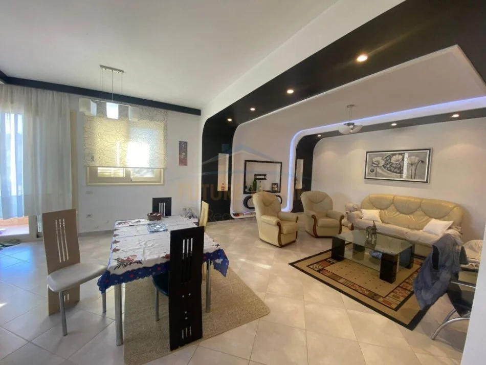 Vlore, shitet Vile 3 Katshe , 397 m² 300.000 € (Lagjia Kushtrimi) RV37000