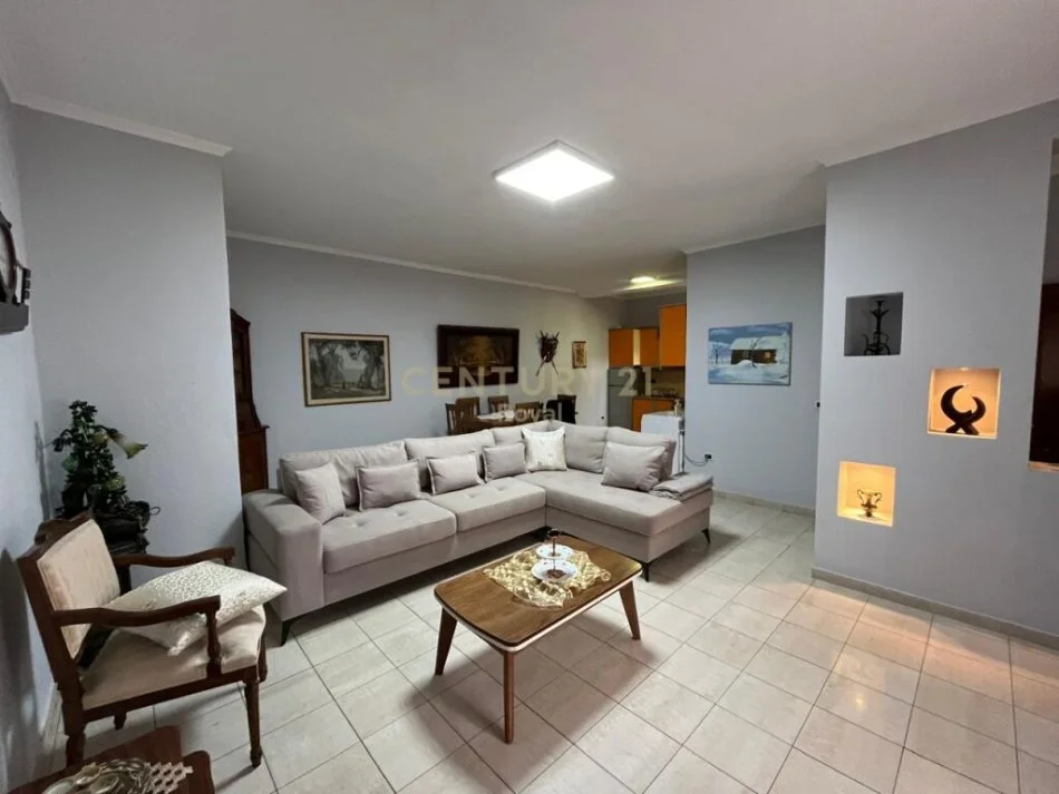 Tirane, shitet Vile 2 Katshe Kati 2, 200 m² 175.000 € (Adresa: Ish Restorant Durresi, Rruga e Dibrës)