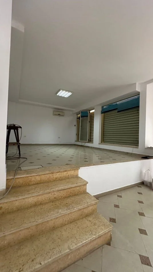 Tirane, jepet me qera dyqan Kati 0, 65 m² 300 € (teodor keko)