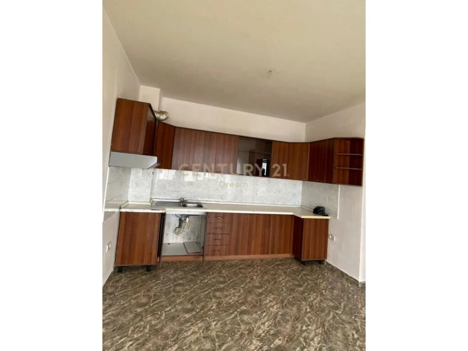 Tirane, shitet apartament 2+1+Ballkon Kati 6, 120.000 € (Porcelan)