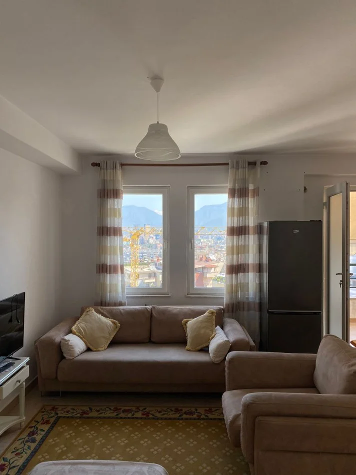 Tirane, jepet me qera apartament 2+1 Kati 2, 550 € (kodra e diellit)