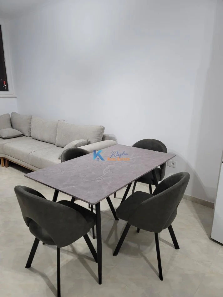 Tirane, jap me qera apartament 2+1+Ballkon Kati 3, 94 m² 500 € (perballe spitalit Amerikan 3)