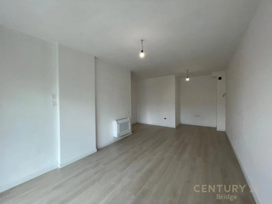 𝐓𝐢𝐫𝐚𝐧𝐞, 𝐣𝐞𝐩𝐞𝐭 𝐦𝐞 𝐪𝐞𝐫𝐚 𝐚𝐩𝐚𝐫𝐭𝐚𝐦𝐞𝐧𝐭 𝟐+𝟏 𝐊𝐚𝐭𝐢 𝟗, 𝟗𝟑 𝐦² 𝟔𝟓𝟎 € (𝐌𝐲𝐬𝐥𝐲𝐦 𝐒𝐡𝐲𝐫𝐢)