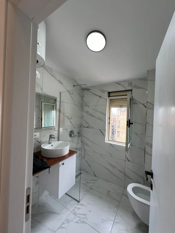 Durres, shitet apartament 1+1+Ballkon Kati 8, 71 m² 95.000 € (rruga pavaresia)