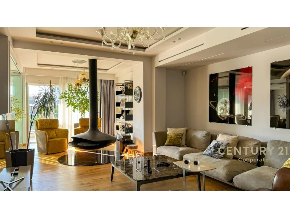 𝐓𝐢𝐫𝐚𝐧𝐞, 𝐣𝐞𝐩𝐞𝐭 𝐦𝐞 𝐪𝐞𝐫𝐚 𝐕𝐢𝐥𝐞 , 𝟑𝟒𝟖 𝐦² 𝟒.𝟓𝟎𝟎 € (𝐋𝐮𝐧𝐝ë𝐫)