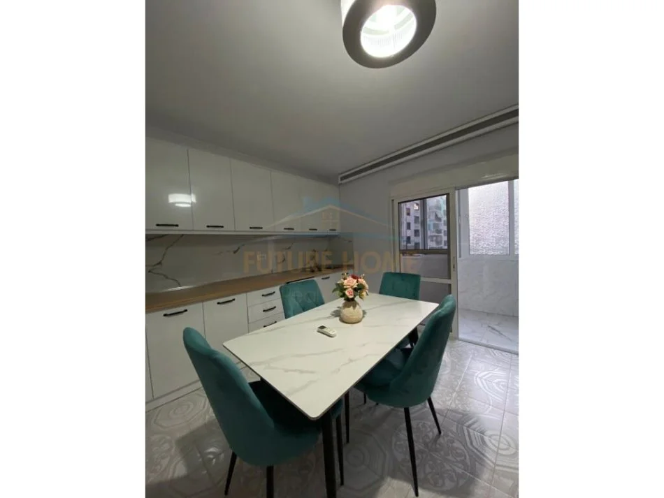 Vlore, jepet me qera apartament 2+1 Kati 3, 84 m² 300 € (Te Neranxi, afer Shkolles Industriale)