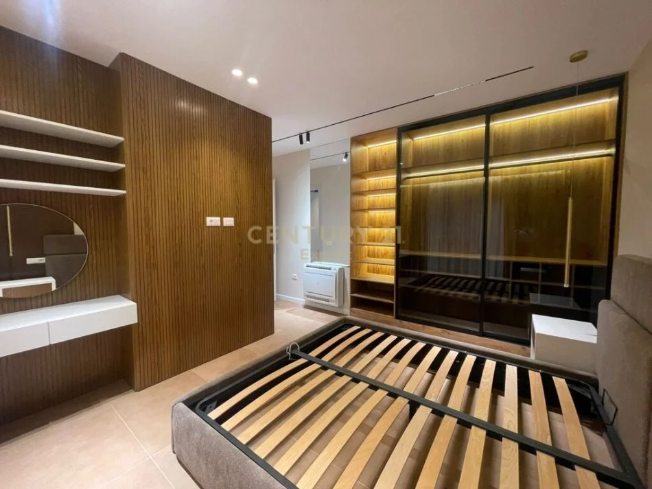 Tirane, jepet me qera apartament 2+1 Kati 4, 101 m² 1.300 € (qender)