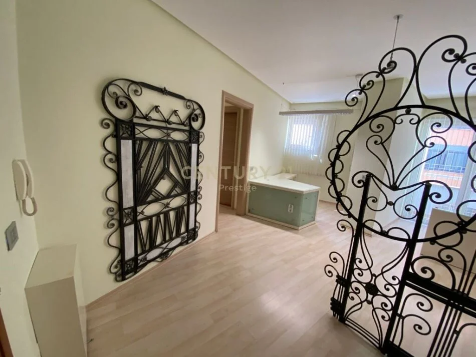 𝐓𝐢𝐫𝐚𝐧𝐞, 𝐣𝐞𝐩𝐞𝐭 𝐦𝐞 𝐪𝐞𝐫𝐚 𝐚𝐦𝐛𝐣𝐞𝐧𝐭 𝐛𝐢𝐳𝐧𝐞𝐬𝐢 𝐊𝐚𝐭𝐢 𝟏, 𝟕𝟎 𝐦² 𝟗𝟎𝟎 € (𝐏𝐚𝐳𝐚𝐫𝐢 𝐢 𝐫𝐢)