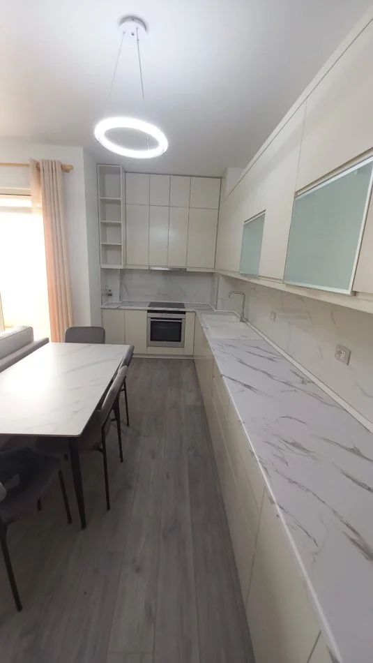 Tirane, jepet me qera apartament 2+1+Ballkon Kati 3, 96 m² 700 € (liqeni i thate)