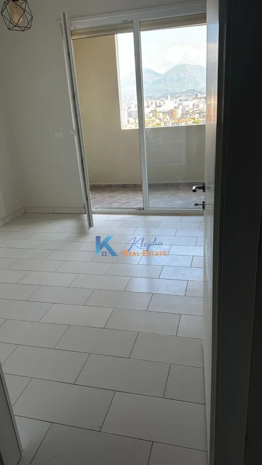 Tirane, jap me qera apartament 1+1+Ballkon Kati 11, 70 m² 400 € (1+1+depo per qira te kompleksi Golden Park)
