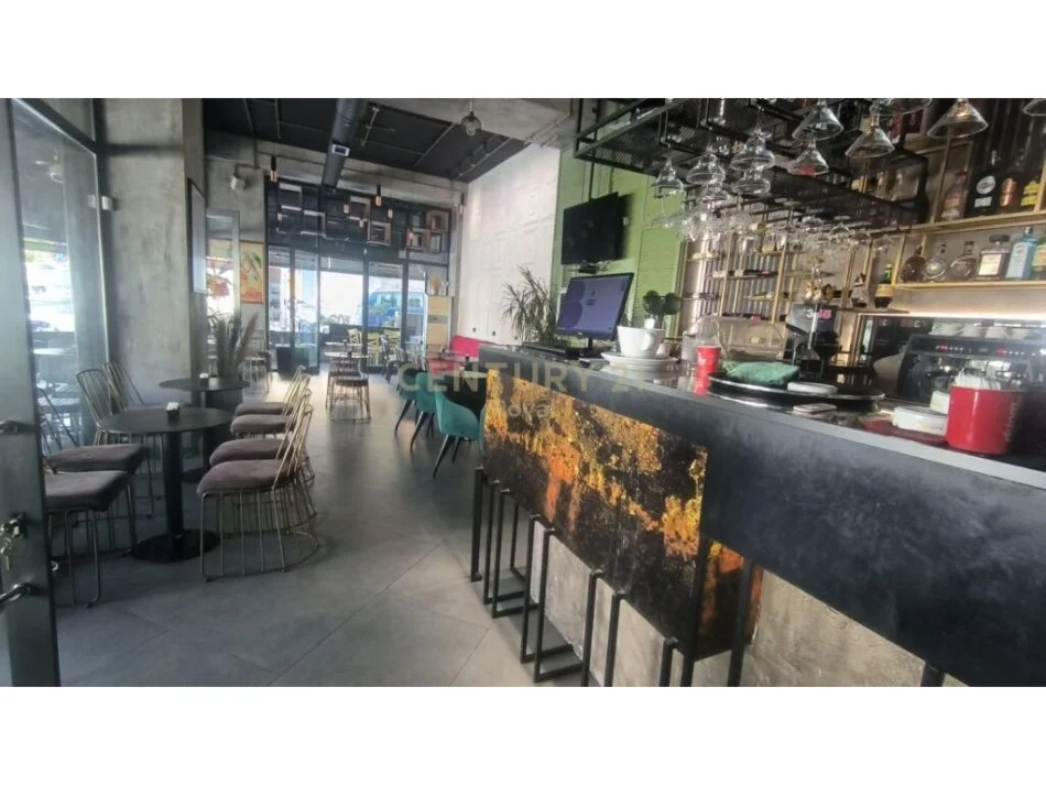 𝐓𝐢𝐫𝐚𝐧𝐞, 𝐬𝐡𝐢𝐭𝐞𝐭 𝐛𝐚𝐫-𝐫𝐞𝐬𝐭𝐨𝐫𝐚𝐧𝐭 𝐊𝐚𝐭𝐢 𝟎, 𝟏𝟓𝟔 𝐦² 𝟓𝟗𝟗.𝟎𝟎𝟎 € (𝐑𝐫𝐮𝐠𝐚 𝐞 𝐃𝐢𝐛𝐫ë𝐬)