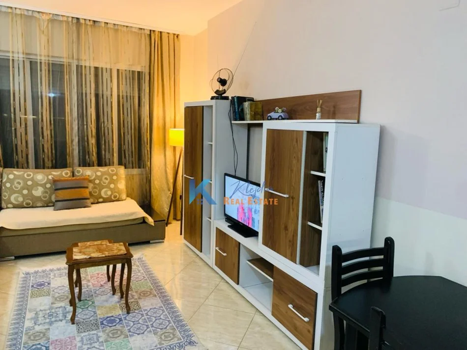 Tirane, jap me qera apartament 1+1+Ballkon Kati 4, 74 m² 600 € (Rruga e Kavajes)