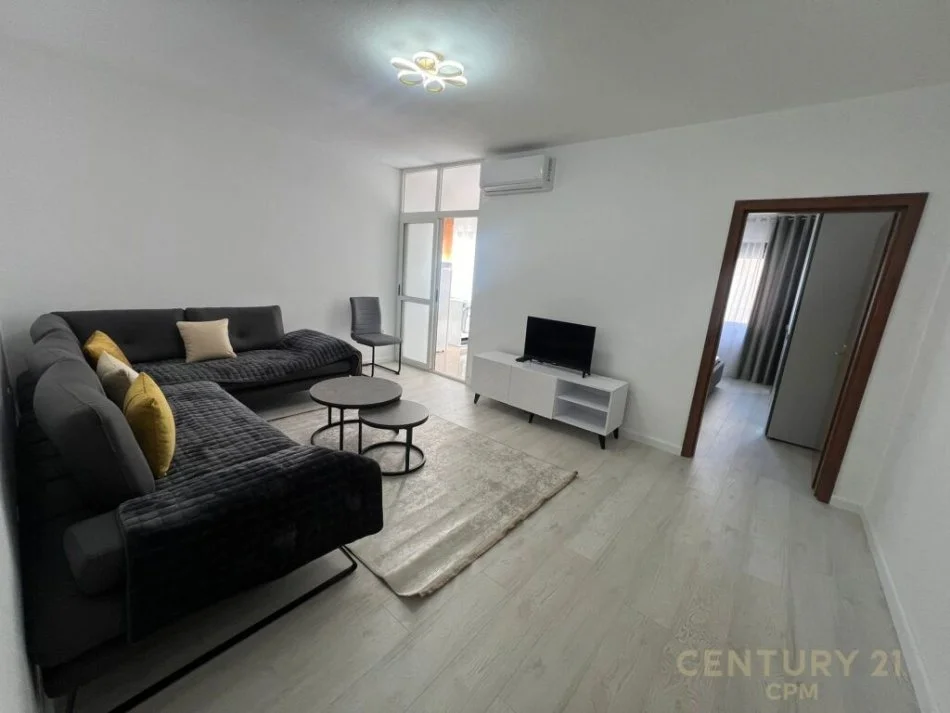 Tirane, jepet me qera apartament 1+1+Ballkon Kati 3, 60 m² 650 € (Komuna e Parisit, Tirane)