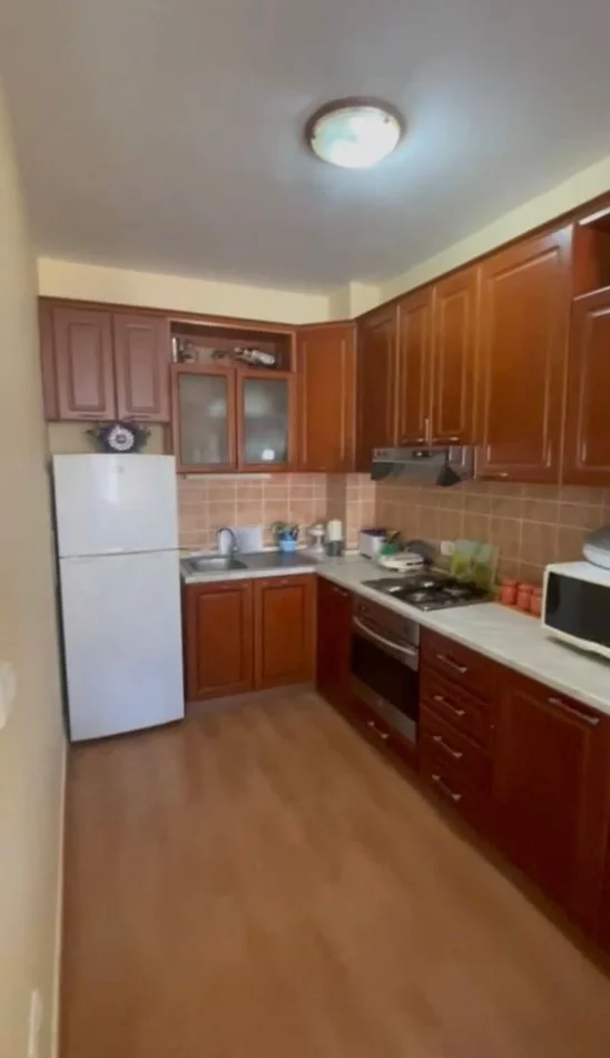 Tirane, jepet me qera apartament 1+1+Ballkon Kati 2, 75 m² 500 € (21 dhjetori)