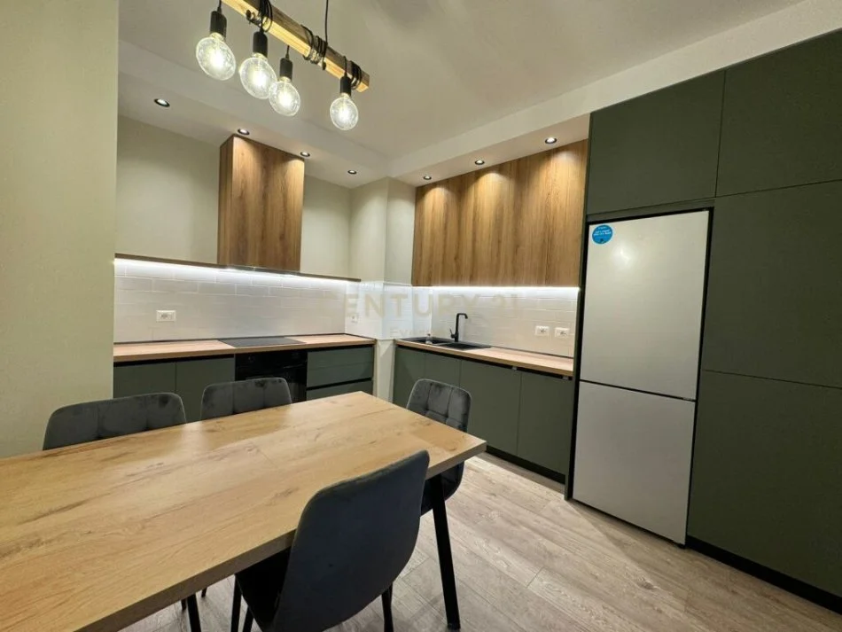 Tirane, jepet me qera apartament 1+1+Ballkon Kati 5, 70 m² 700 € (e kosovareve)