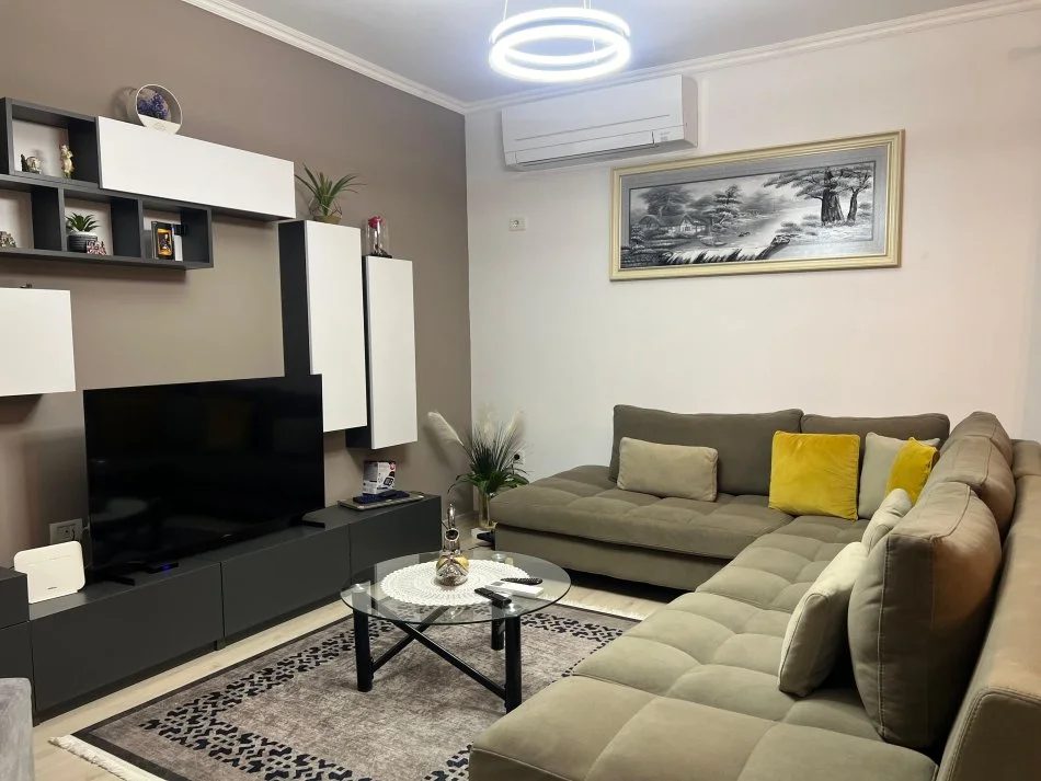 Tirane, shitet apartament 2+1+Ballkon Kati 1, 94 m² 113.000 € (fresk)