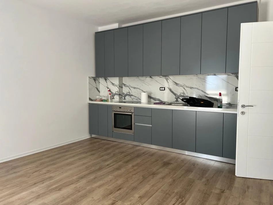 Tirane, jepet me qera apartament 1+1 Kati 2, 100 m² 500 € 