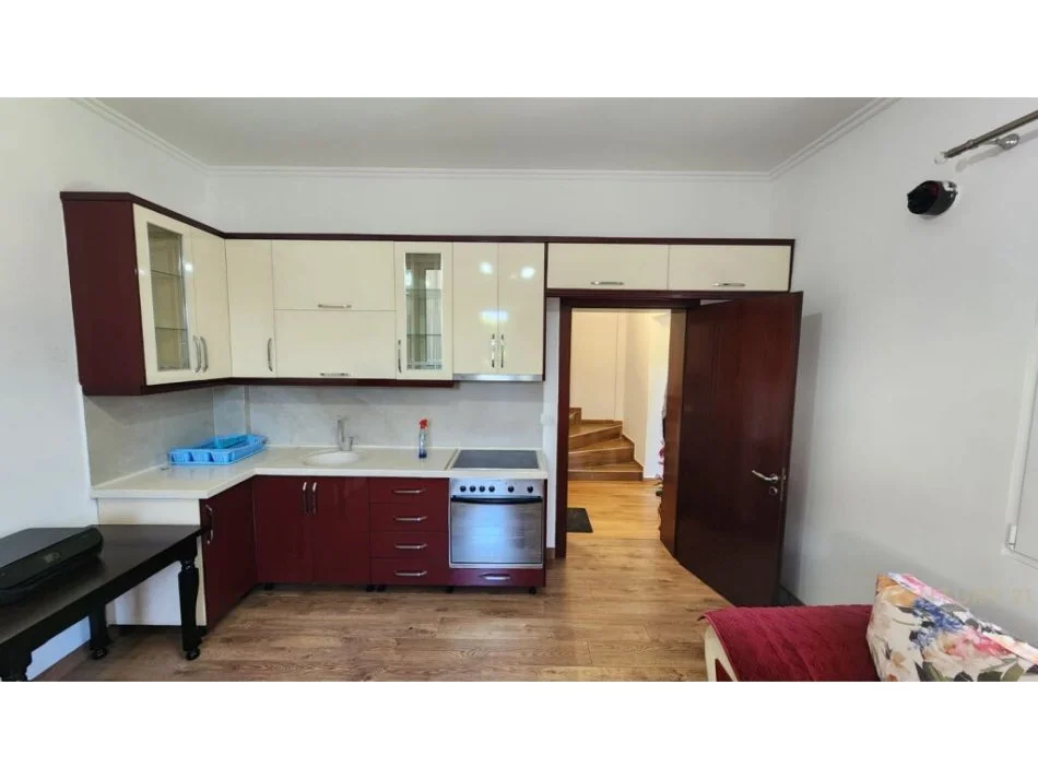 Tirane, jepet me qera Vile 2+1 Kati 1, 100 m² 500 € (Rruga Sabaudin Gabrani)
