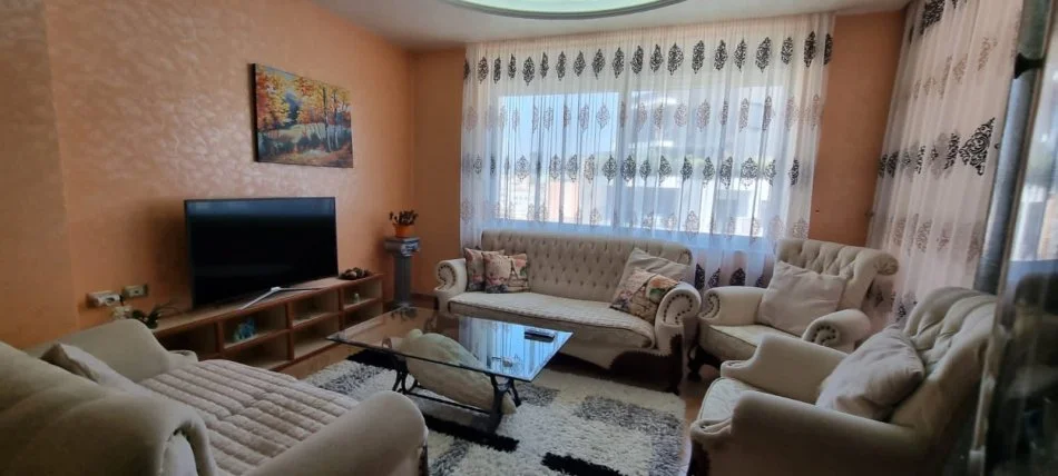 Tirane, jepet me qera 1+1+Ballkon Kati 9, 70 m² 700 € (rruga e kosovareve)
