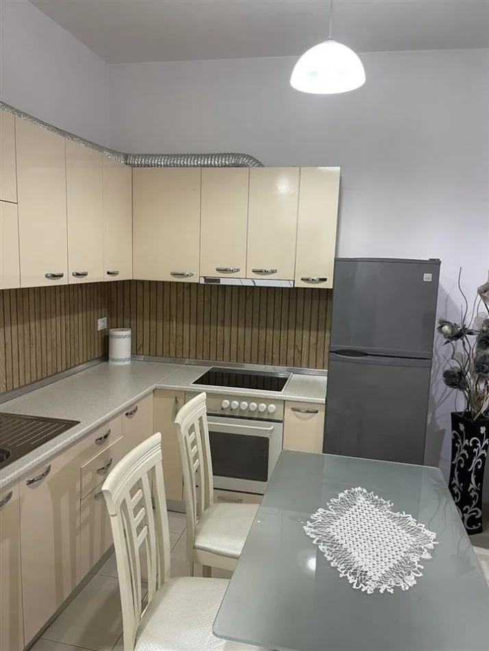 Tirane, jepet me qera apartament 1+1+Ballkon Kati 5, 65 m² 650 € (komuna e parisit)