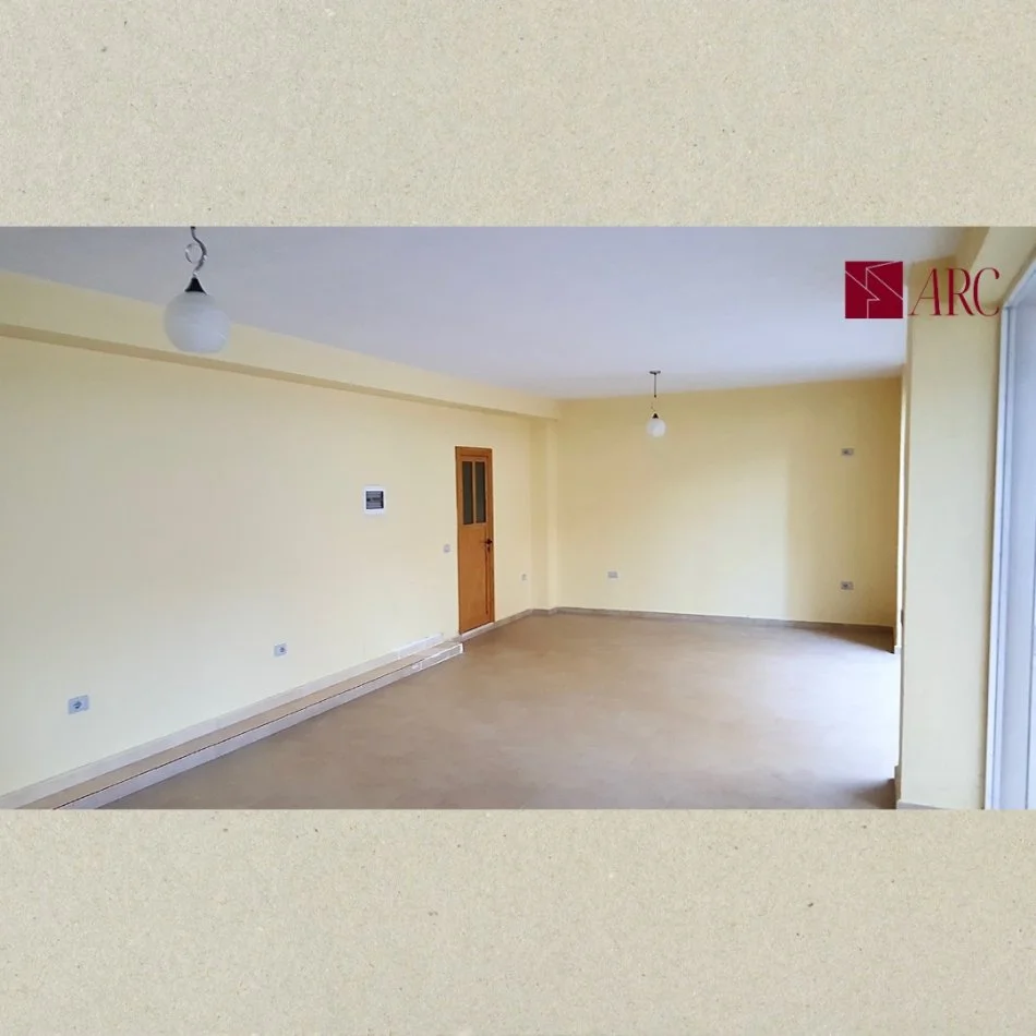 Tirane, shitet dyqan Kati 0, 86 m² 159.000 € (Kompleksi Eleonora)