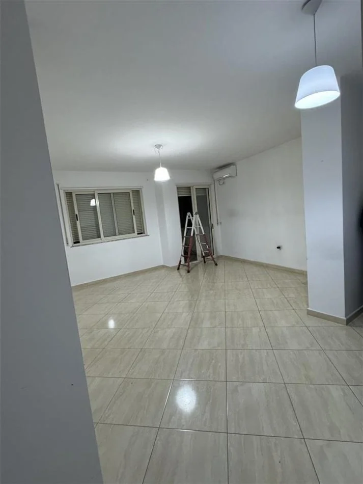 Tirane, jap me qera zyre Kati 1, 115 m² 450 € (Astir)