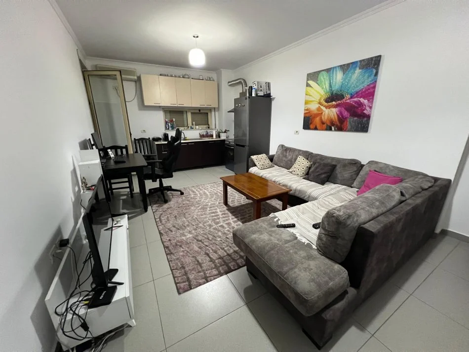 Tirane, jepet me qera apartament 2+1+Ballkon Kati 3, 75 m² 600€ (komuna e parisit)