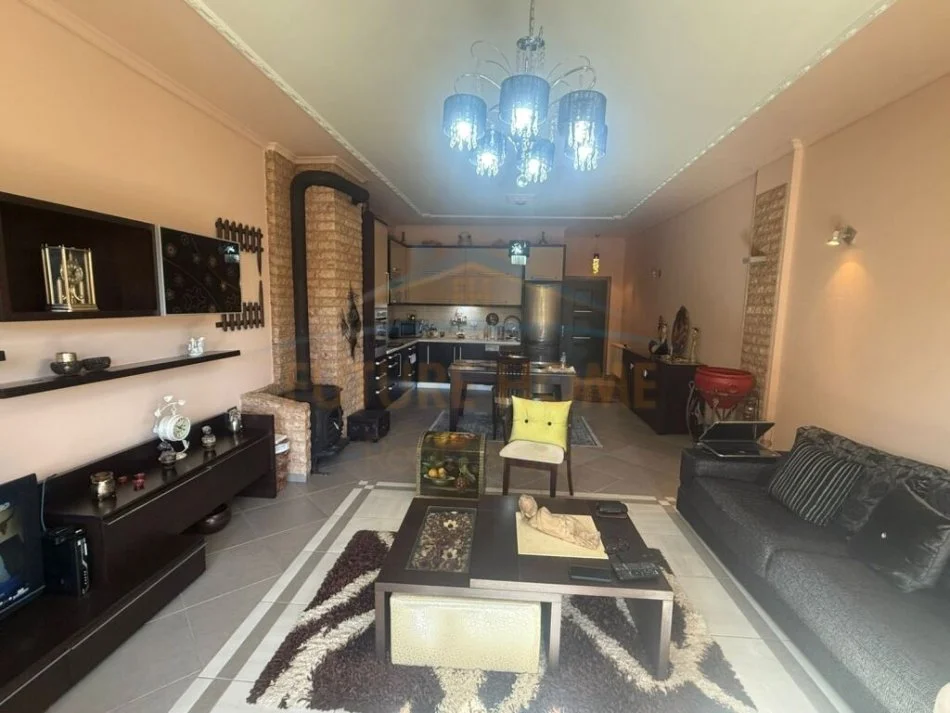 Korce, shitet apartament 2+1+Ballkon Kati 2, 118 m² 112.000 € (Lagjia 2, Korçë)