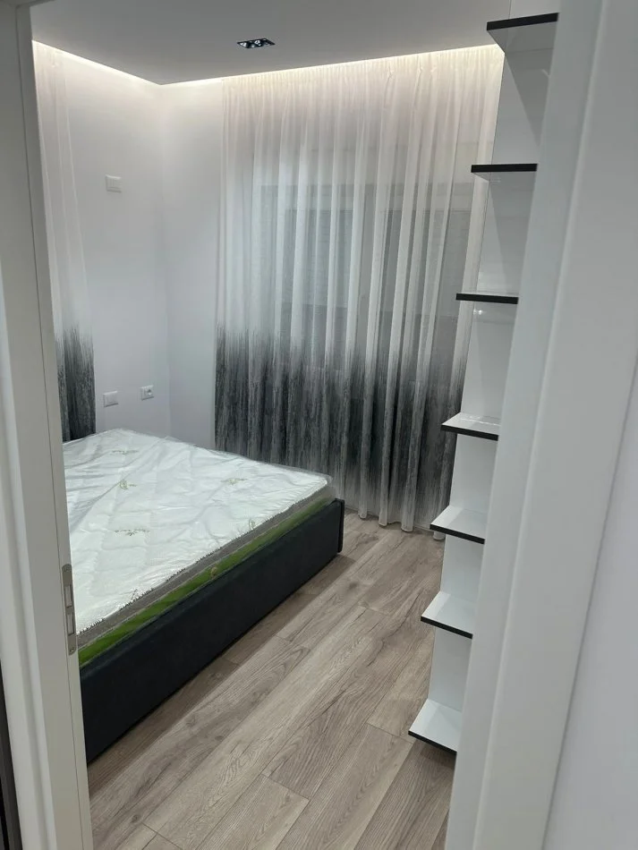 Tirane, jap me qera apartament 2+1+Ballkon Kati 4, 63 m² 800 € (Sheshi Wilson)