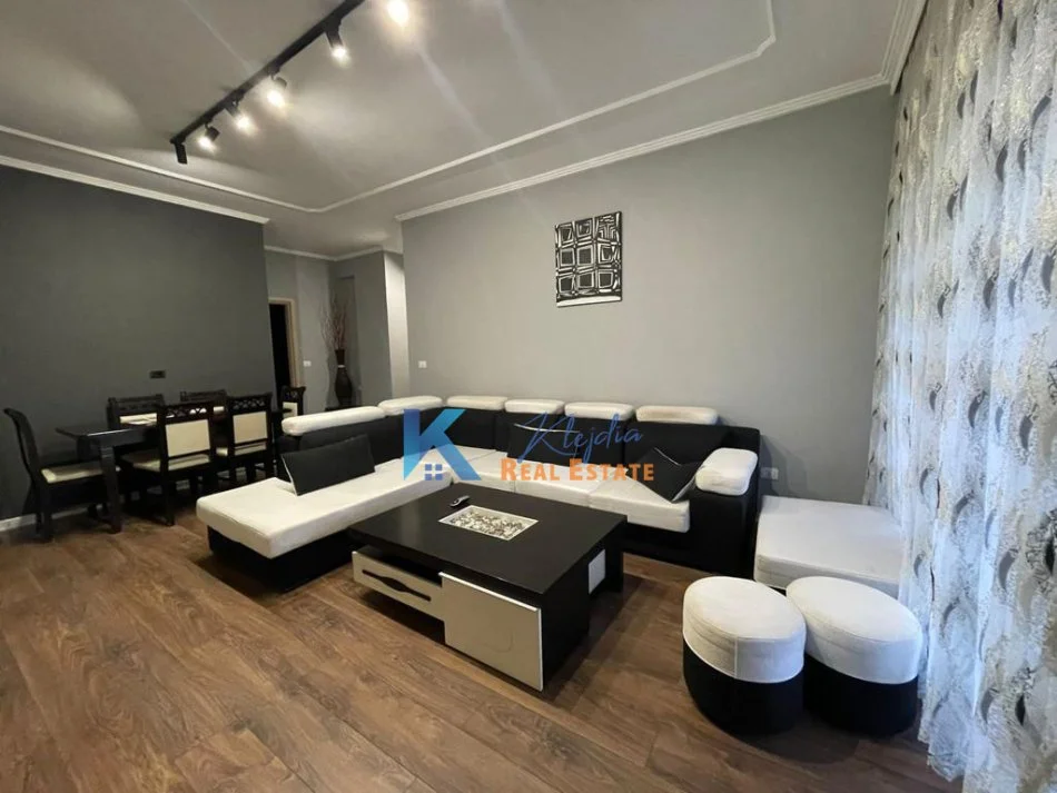 Tirane, jap me qera apartament 2+1+Ballkon Kati 2, 82 m² 600 € (Liqeni i Thate)