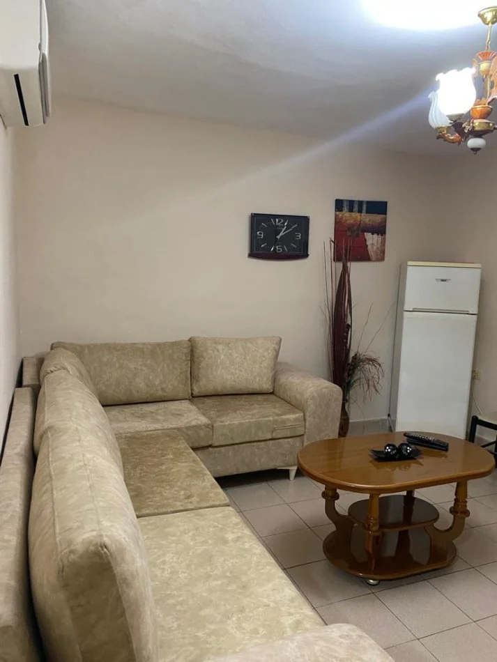 Tirane, jepet me qera apartament 1+1 Kati 3, 60 m² 400 € (Rruga Kongresi i Manastirit, prane Pediatrise)