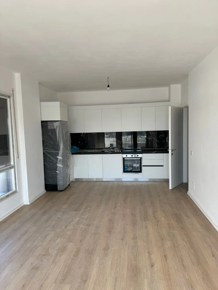 Tirane, jap me qera apartament 2+1+Ballkon Kati 4, 105 m² 500 € (Xhamllik)