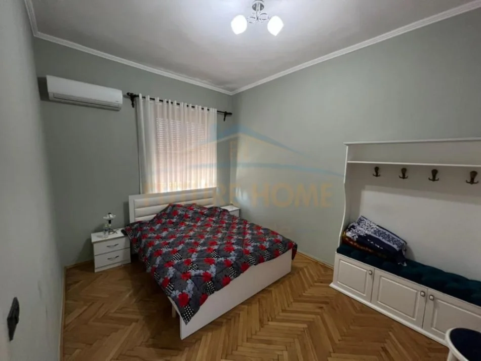 Korce, jepet me qera apartament 2+1 Kati 3, 70 m² 250 € (Lagjia 9, Korçë.)