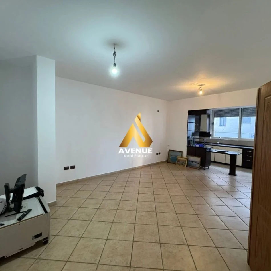 Tirane, jepet me qera apartament 2+1+Ballkon Kati 2, 90 m² 500 € (21 dhjetori)