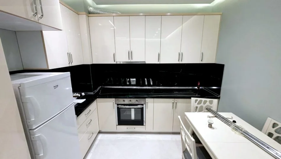 Tirane, jepet me qera apartament 1+1+Ballkon Kati 4, 65 m² 500 € (Rruga Bardhyl)