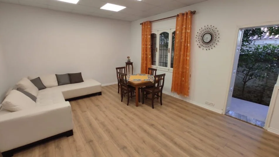 Tirane, jepet me qera Vile 3 Katshe Kati 1, 300 m² 1.500 € (Xhamllik, Rruga Arkitekt Sinani)