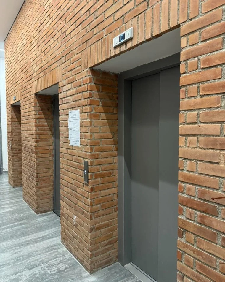 Tirane, shes apartament 2+1+Ballkon Kati 3, 90 m² 162.000 € (Rr. Kavajes)