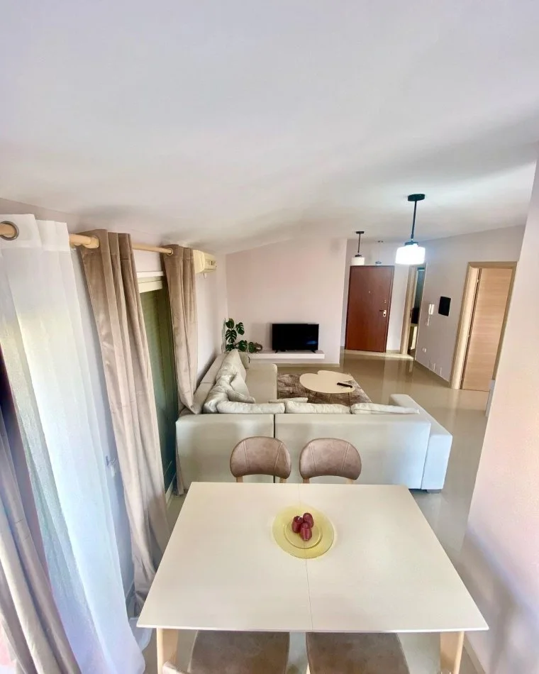 Tirane, jepet me qera apartament 2+1+Ballkon Kati 6, 140 m² 750 € (Liqeni, Rruga Peti)