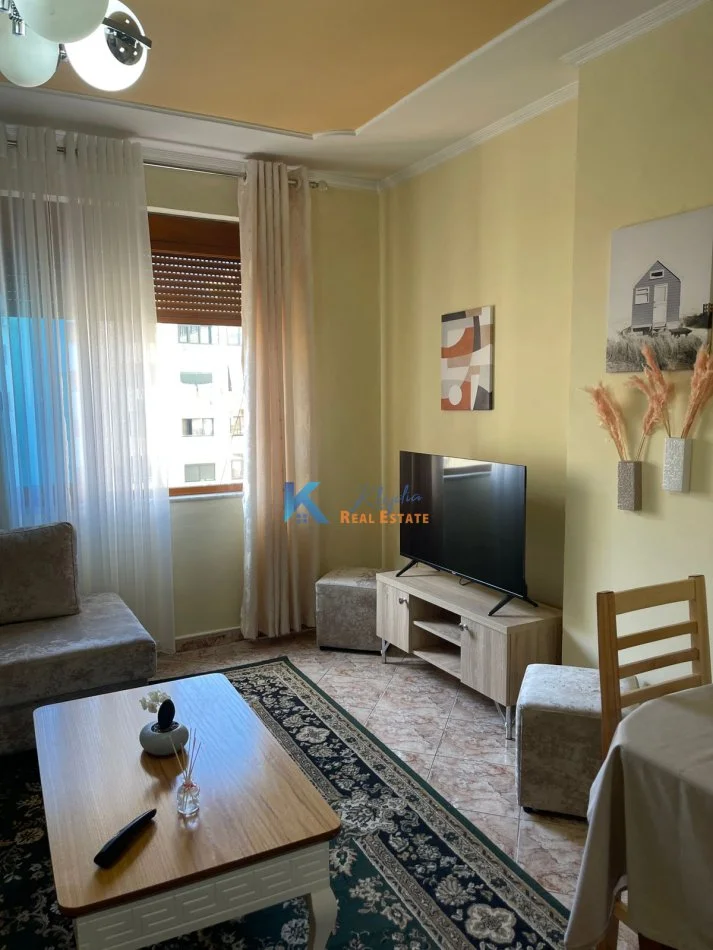 Tirane, jap me qera apartament 2+1+Ballkon Kati 9, 94 m² (Stacioni i Trenit)