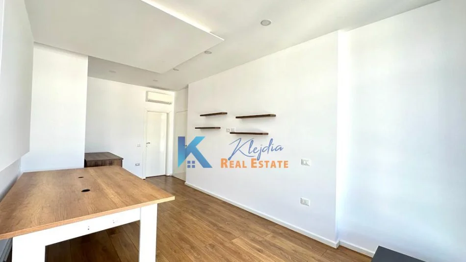 Tirane, jap me qera zyre Kati 8, 100 m² 800 € (Komuna e Parisit, Kika 2)